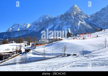 Blick auf den Ort in Richtung Sonnenspitze (2417 m) der Mieminger Kette, Lermoos, Tyrol, Österreich Stockfoto