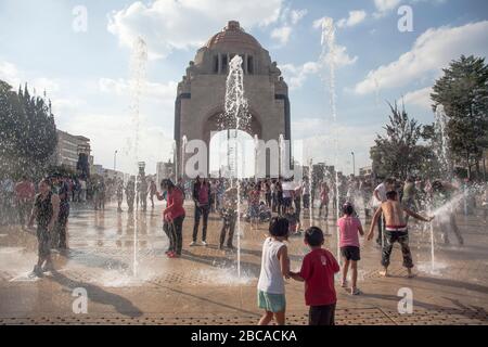 Menschen in Springbrunnen während Hitzewelle, Plaza de la Revolucion, Mexiko-Stadt, Mexiko Stockfoto