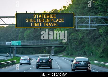 Coronavirus-Pandemie - Verkehrszeichen für "atewide Shelter in Place" über Highway 78 in Atlanta, Georgia während des COVID-19-Ausbruchs 2020. (USA) Stockfoto