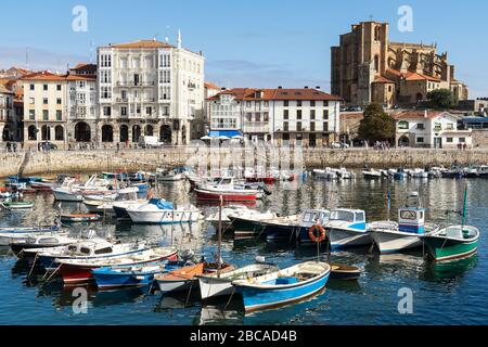 Spanien, Kantabrien, Castro-Urdiales, Fischereihafen Stockfoto