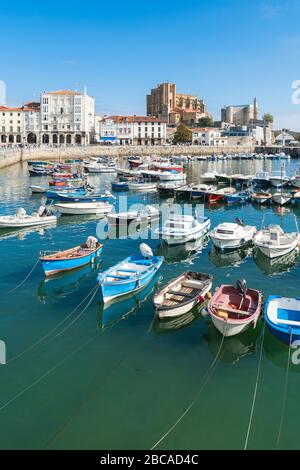 Spanien, Kantabrien, Castro-Urdiales, Fischereihafen Stockfoto