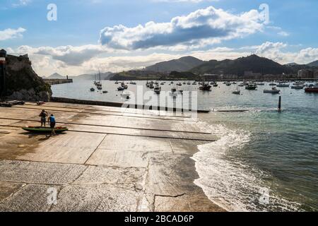 Spanien, Kantabrien, Castro-Urdiales, Hafen, Slipway Stockfoto