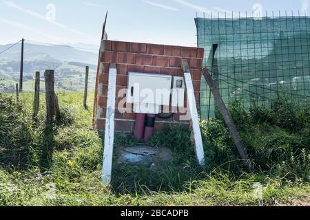 Spanien, Kantabrien, "Mauer" mit Stromzähler, Baustelle, vorübergehend Stockfoto