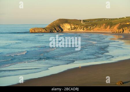 Spanien, Nordküste, Kantabrien, San Vicente de la Barquera, Playa de Meron, Strand, Abendlicht Stockfoto