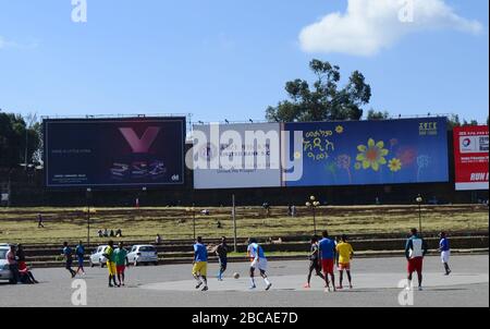 Äthiopier spielen Fußball auf Meskel sq im Zentrum von Addis Abeba. Stockfoto