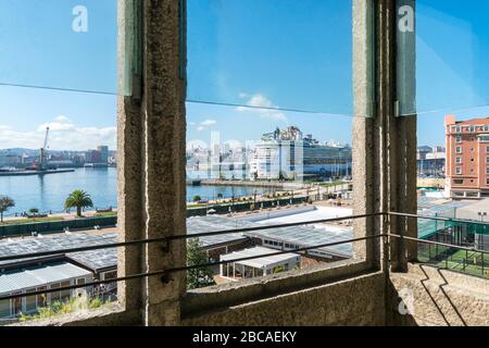 Spanien, Nordküste, Galicien, A Coruña, La Coruña, Jardin de San Carlos, Aussichtspunkt, Kreuzfahrtschiff Stockfoto