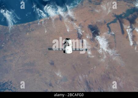 ISS - 09. März 2020 - das Raumschiff SpaceX Dragon ReSupply nähert sich der Internationalen Raumstation an, da beide Raumfahrzeuge 264 Meilen hochkamen Stockfoto