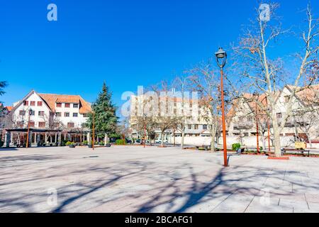 Platz mit Gebäuden in Ifrane Marokko Stockfoto