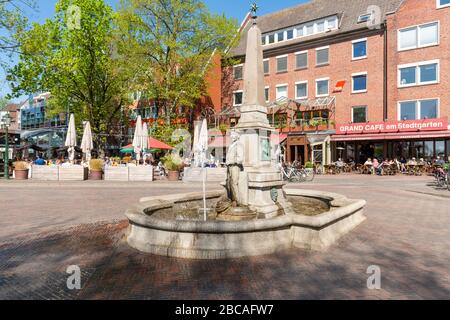 Deutschland, Niedersachsen, Frisia, Emden, Fürbringer Brunnen im Stadtgarten. Stockfoto