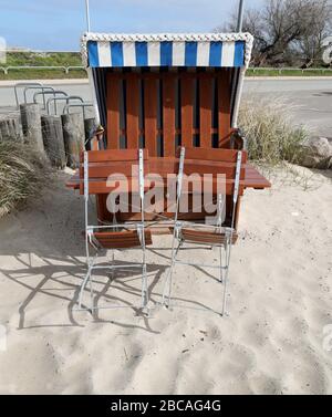 Heiligendamm, Deutschland. April 2020. Die Stühle und Tische bei einem Snack im Ostseebad sind leer, die liegen sind verschlossen. Wegen der starken Einschränkungen im öffentlichen Leben wird der traditionelle Saisonstart an der Ostsee zu Ostern in diesem Jahr gestrichen. Credit: Bernd Wüstneck / dpa-Zentralbild / dpa / Alamy Live News Stockfoto