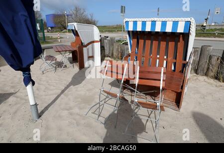 Heiligendamm, Deutschland. April 2020. Die Stühle und Tische bei einem Snack im Ostseebad sind leer, die liegen sind verschlossen. Wegen der starken Einschränkungen im öffentlichen Leben wird der traditionelle Saisonstart an der Ostsee zu Ostern in diesem Jahr gestrichen. Credit: Bernd Wüstneck / dpa-Zentralbild / dpa / Alamy Live News Stockfoto