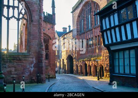 Die Kathedrale von Old Coventry und die Bayley Lane kurz nach Sonnenaufgang im Frühjahr. Coventry, West Midlands, England Stockfoto