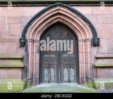 Alte Holztüren an den Ruinen der Kathedrale von Coventry. Coventry, West Midlands, England Stockfoto