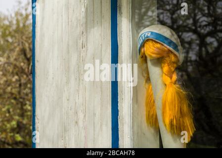 Schweden, Gotland Island, Vastergarn, Smaklosa Rock Music Museum, blonde Perücke Stockfoto