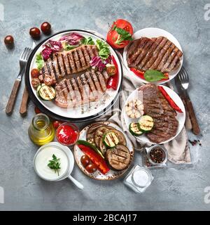 Gegrilltes Rindfleisch mit Gemüse. Draufsicht Stockfoto