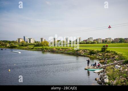 Schweden, Scania, Malmö, Strandbereich Riberborgs stranden, Surfbereich mit Reißverschluss und Menschen, Stockfoto