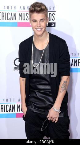 Los Angeles, Kalifornien, USA 18. November 2012 Sänger Justin Bieber kommt bei den 40. American Music Awards im Nokia Theatre L.A. an Live am 18. November 2012 in Los Angeles, Kalifornien, USA. Justin Bieber verschiebt die Tourdaten 2020 aufgrund von Coronavirus. Foto von Barry King/Alamy Stock Photo Stockfoto