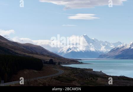 Die Straße, die nach Aoraki (Mount Cook) am Pukaki-See führt Stockfoto