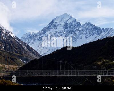 Aoraki (Mount Cook) vom Hooker Valley Track mit Swing Bridge im Vordergrund Stockfoto