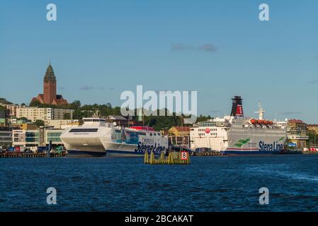 Schweden, Vastragotland und Bohuslan, Gothenburg, Hafen, internationale Fähre und Masthuggs Kyrkan Stockfoto