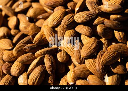 Makro Mandeln. Mandeln Hintergrund. Mandelnüsse. Organische Struktur von Mandeln. Ansicht von oben Stockfoto