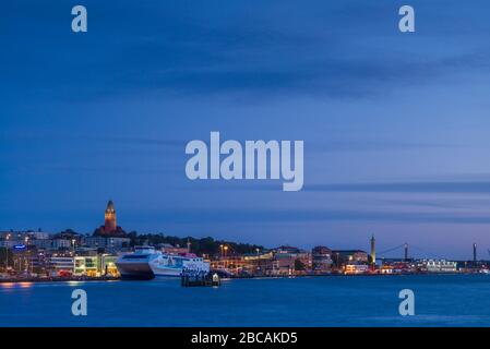 Schweden, Vastragotland und Bohuslan, Gothenburg, Hafen und Masshuggs Kyrkan, Dämmerung Stockfoto