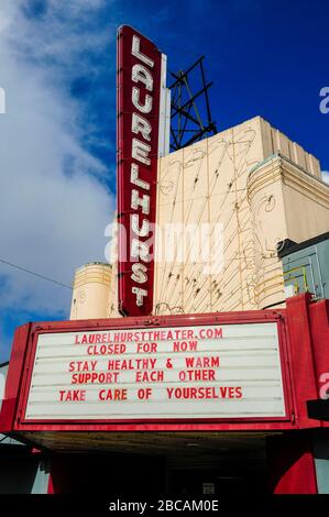 Festzelt des Laurelhurst Theatre, das die obligatorische landesweite Shelter-In-Place-Bestellung von Oregon als Antwort auf die Pandemie von Covid-19 Coronavirus in Portland, Oregon, USA am 31. März 2020 widerspiegelt. Foto ©Anthony Pidgeon Stockfoto