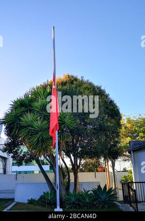 Auckland, Neuseeland. April 2020. Eine chinesische Nationalflaggen fliegt auf halbem Mast, um um Märtyrer zu trauern, die im Kampf gegen den neuartigen Coronavirus Disease (COVID-19)-Ausbruch und Landsleute, die am Generalkonsulat der Volksrepublik China in Auckland, Neuseeland, am 4. April 2020 an der Krankheit gestorben sind. Kredit: Huang Jinshuai/Xinhua/Alamy Live News Stockfoto