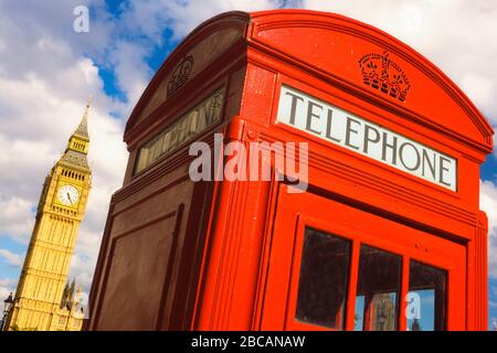 Großbritannien, London, Red Telephone Booth mit Big Ben im Hintergrund Stockfoto