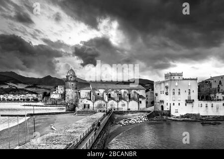 Bay de la Baleta Collioure im Herbst. Die Kirche Notre Dames des Anges wurde Ende des 17. Stockfoto