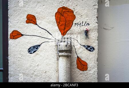 Graffiti im Croix-Rousse-Viertel in Lyon im Herbst. UNESCO-Weltkulturerbe seit 1998. Ehemalige Hochburg der industriellen Seidenweberei. Stockfoto