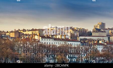 Blick auf das 1. Bezirk im Herbst über die Rhone. Lyon gehört seit 1998 zum UNESCO-Weltkulturerbe. Stockfoto