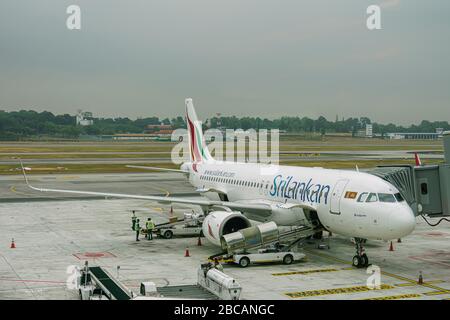 Singapur/Singapur - August 2019: Blick auf einen Srilankan Airbus 320 NEO, der am Flughafen Changi vorbereitet wird Stockfoto