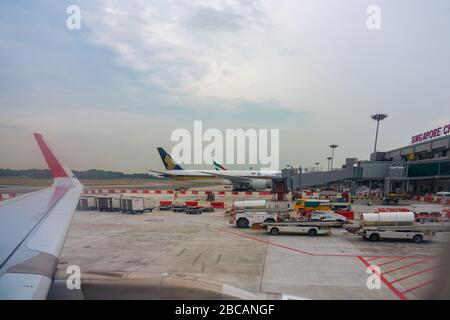 Singapur/Singapur - August 2019: Blick aus einem Fenster auf einen Srilankan, der für den Start am Flughafen Changi vorbereitet wird Stockfoto