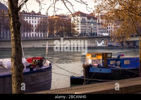 Barges in Quai Du Général Sarrail an der Rhone in Lyon im Herbst. Lyon gehört seit 1998 zum UNESCO-Weltkulturerbe Stockfoto