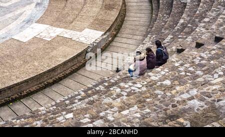Fourvière altes Theater in Lyon im Herbst. Erbaut von den Römern im II. Jahrhundert. Monument historique. Lyon gehört seitdem zum UNESCO-Weltkulturerbe Stockfoto