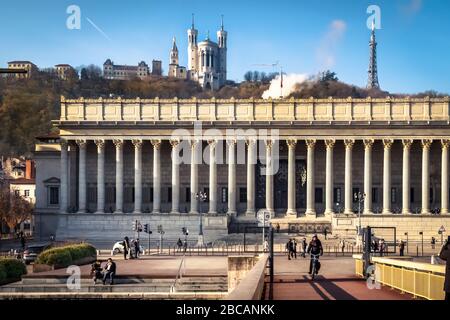 Der Cour d'appel wurde im XIX Jahrhundert im neoklassizistischen Stil erbaut. Monument historique. Lyon gehört seit 1998 zum UNESCO-Weltkulturerbe. Stockfoto