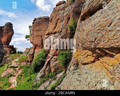 Rote Felsformationen von der Natur erodiert an den Belogradchick Felsen, Bulgarien, erstaunliche Landschaft zwischen den felsigen Türmen in der Nähe der Kaleto Festung, einzigartige V Stockfoto