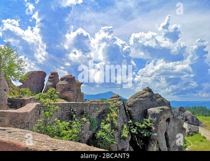 Blauer Himmel bedeckt von dichten Wolken über den Belogradchick Felsen, Bulgarien, großes europäisches Reiseziel mit erstaunlichen Landschaften und schönem Histo Stockfoto