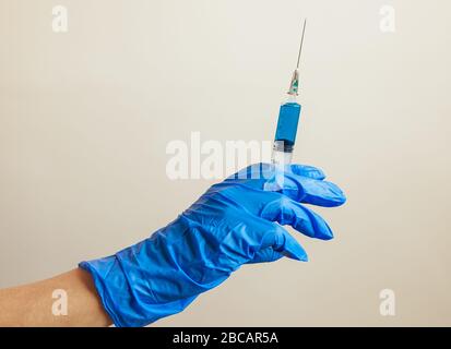 Impfstoff für einen Patienten. Beschnittene Ansicht des Kinderarztes, der Injektion mit Impfstoff macht Stockfoto