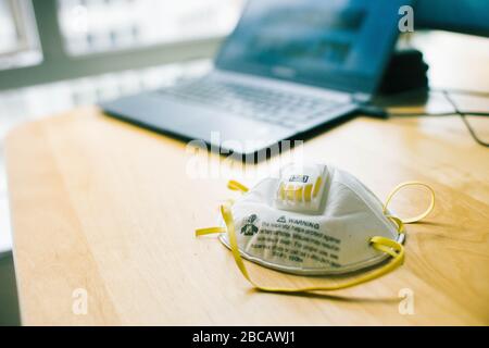 Nahaufnahme einer n95-Atemschutzmaske für Hausquarantäne oder Coronavirus-Vorbeugungskonzept. Stockfoto