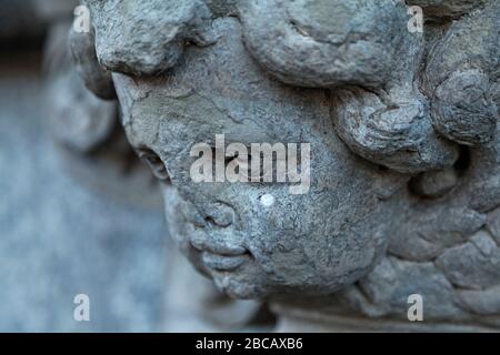 Alte Stein-Cherub-Kopf von Seite in Umea Stadt Stockfoto