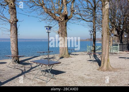 Ein leerer Biergarten an einem sonnigen Frühlingstag. In Bayern sind alle Restaurants wegen Einschränkungen im Zusammenhang mit dem Coronavirus für Besucher gesperrt. Stockfoto