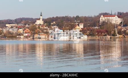 Panorama von Starnberg. Mit der Kirche St. Joseph, Schloss Starnberg (Starnberger Schloss rechts) und Sightseeing-Booten. See im Vordergrund. Stockfoto