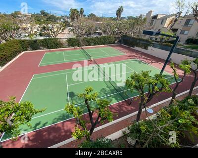 Tennisplatz im typischen Condo Community Tennis Club in San Diego, Kalifornien, USA, 3. April 2020 Stockfoto