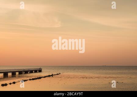 Schweden, Scania, Malmö, Riberborgs Strandbereich, Anlegestelle bei Sonnenuntergang Stockfoto