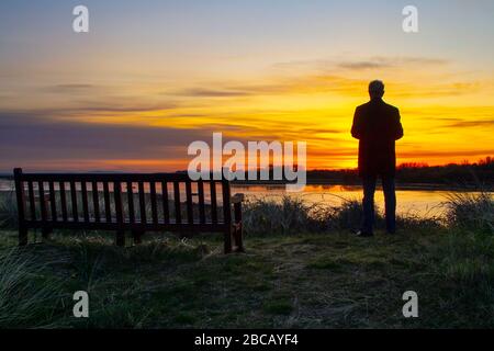 Southport, Merseyside. Wetter In Großbritannien. April 2020. Sonniger Start in den Tag, wenn die Sonne über das RSPB Ribble Estuary Nature Reserve aufgeht. Der Sprecher des MET-Büros sagte: "Die Hitze wird an diesem Wochenende mit vorhergesagten Temperaturen weit über dem Aprildurchschnitt aufgedreht. Kredit: MediaWorldImages/AlamyLiveNews Stockfoto