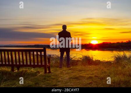 Southport, Merseyside. Wetter In Großbritannien. April 2020. Sonniger Start in den Tag, wenn die Sonne über das RSPB Ribble Estuary Nature Reserve aufgeht. Der Sprecher des MET-Büros sagte: "Die Hitze wird an diesem Wochenende mit vorhergesagten Temperaturen weit über dem Aprildurchschnitt aufgedreht. Kredit: MediaWorldImages/AlamyLiveNews Stockfoto