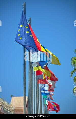 Flaggen verschiedener Länder im Hintergrund Stockfoto