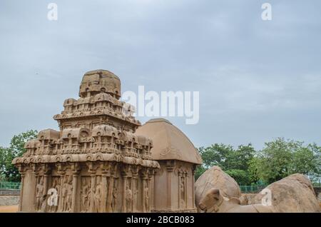 Seashore Tempel, Ganesh Ratha, fünf Rathas, Arjuna Buße sind UNESCO-Weltkulturerbe in Mamallapuram aka Mahabalipuram in Tamil Nadu, Ind Stockfoto